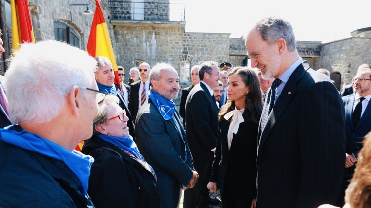 Sus Majestades saludan a descendientes de los españoles víctimas del nazismo