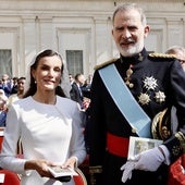 El Rey con uniforme de gran gala y la Reina de blanco en la entronización de León XIV