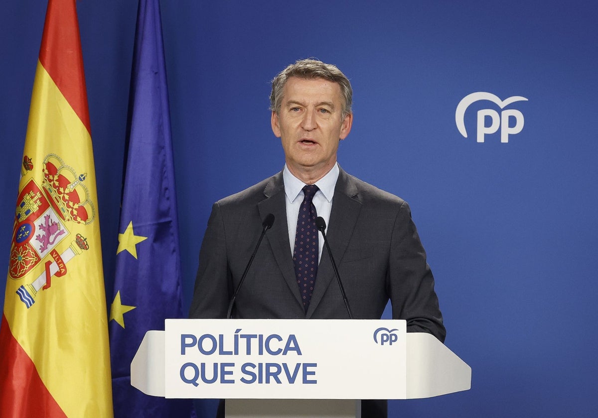El líder del PP, Alberto Núñez Feijóo, este jueves, durante su declaración institucional en la sede nacional del PP