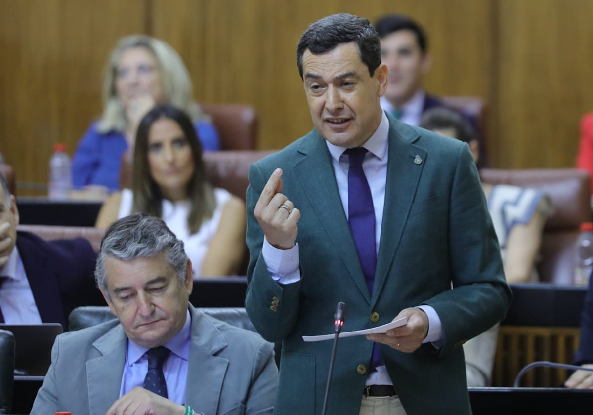 Juanma Moreno, junto a Antonio Sanz en el Parlamento andaluz