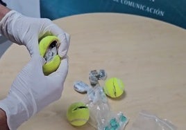 Intentan introducir móviles y droga en la cárcel de Almería oculta en zapatillas y pelotas de tenis