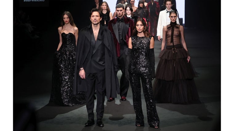 Andrés Velencoso y Rocio Cruset en el desfile de Pedro del Hierro