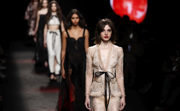 Imagen principal - Modelos del desfile de Yolancris con la colección de invierno 2026