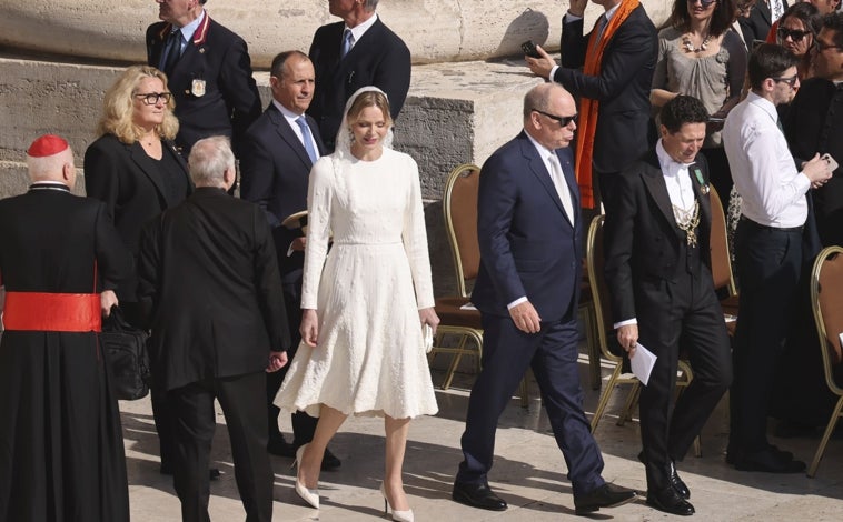 Imagen principal - Charlene de Mónaco, Matilde de Bélgica y la gran duquesa María Teresa de Luxemburgo vestidas de blanco en el acto celebrado en el Vaticano