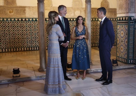Imagen secundaria 1 - Los detalles del estilismo de la Reina Letizia con vestido de Carolina Herrera que ya lució en 2019