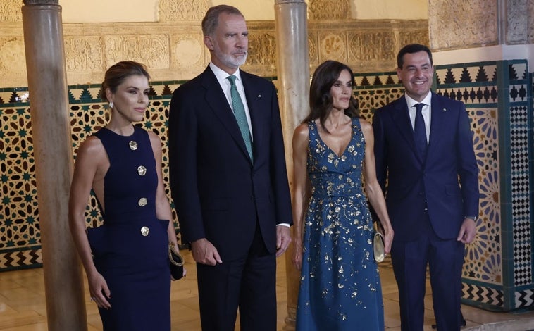Imagen principal - Detalles del estilismo de Manuela Villena