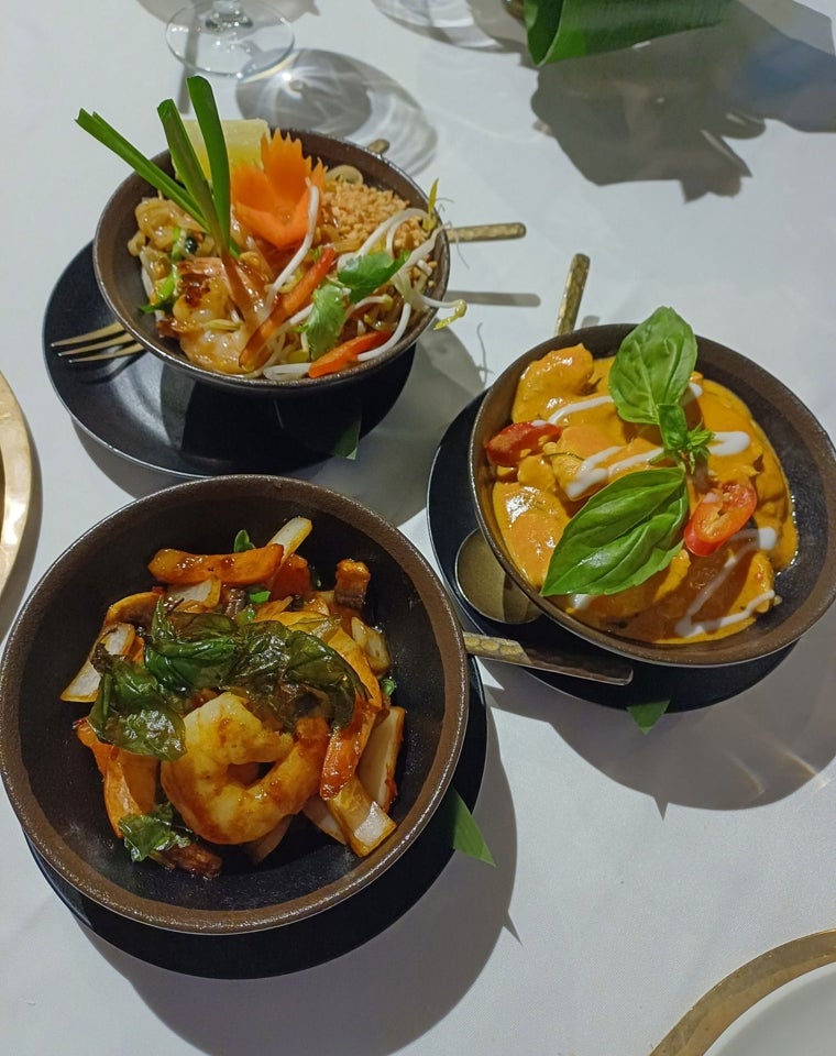 Algunos de los platos thai más clásicos que se sirven en el restaurante Thai Garden de Madrid. Abajo, a la izquierda, el 'kung kratiam' (colas de langostinos salteadas con salsa de ostras). A la derecha, el típico curry rojo 'paneng' de pollo