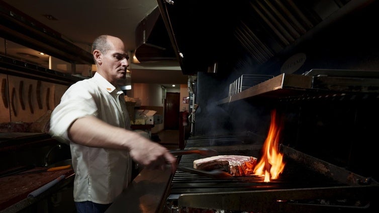 Cata, el parrillero rumano que susurra a las chuletas en el mejor asador de Madrid por calidad y por precio