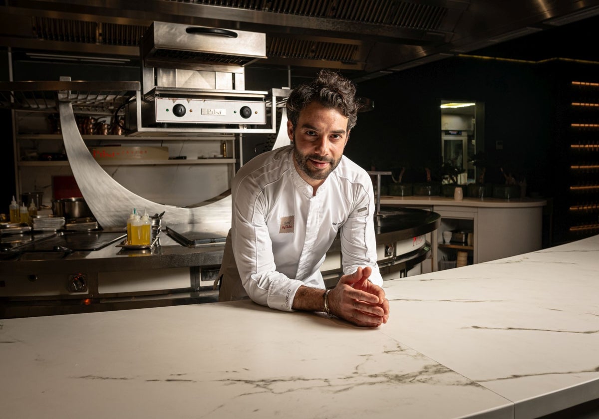 Javier Gaytán en la barra de su cocina vista, en Gaytán, el estrella Michelin que defiende desde 2015 y su proyecto refugio tras varios años negros en lo profesional y lo personal