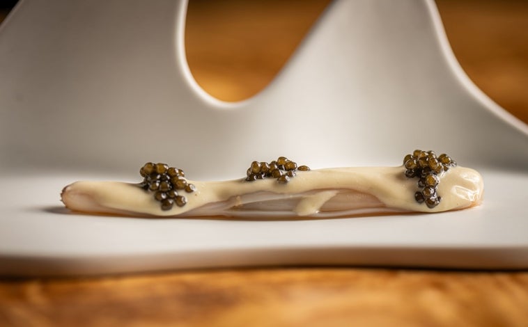 Imagen principal - Sobre estas líneas, algunos de los pases que conforman sus menús degustación. Arriba, navaja a baja temperatura, mantequilla negra de alcaparra y caviar. Debajo, a la izquierda, salmonete de roca, cremoso de algas y berberechos, quínoa, cristales de kale y gel de cítricos. Al lado, cochinillo de Ávila, cremoso de ajo fermentado, membrillo y tallarines de calabacín al wok, 'sabores mediterráneos' y soja fermentada