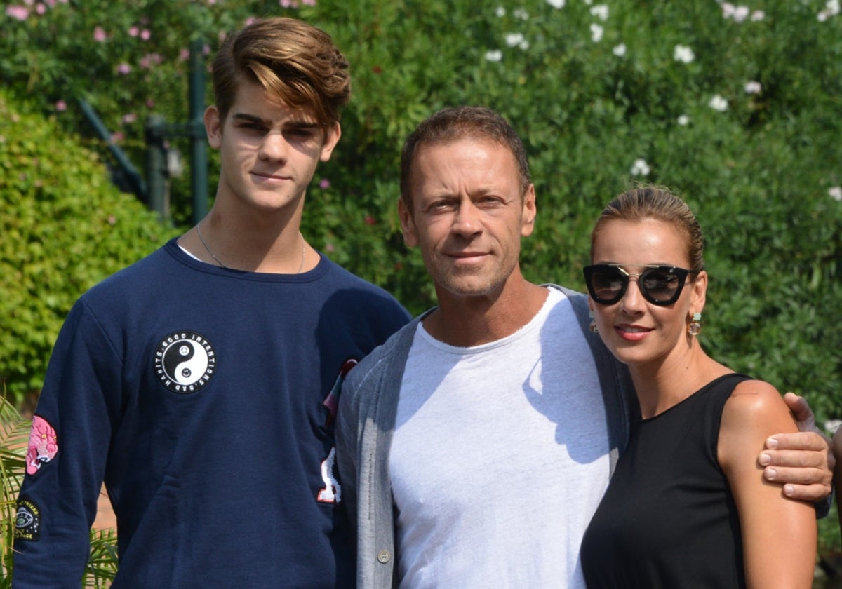 Leonardo Tano, con su padre, Rocco Siffredi, y su madre, Rosa Tassi.