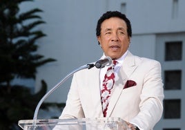 El legendario músico Smokey Robinson y su esposa, acusados de agresión sexual por cuatro exempleadas