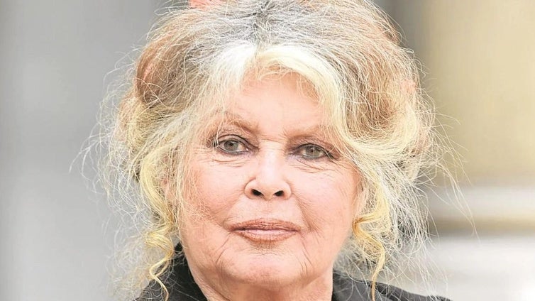 Brigitte Bardot lanza su último combate, contra la montería, regalando un sonotone a Macron para que la escuche