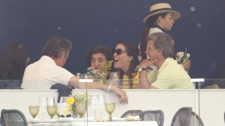 Cayetano Martínez de Irujo y Bárbara Mirjan se mostraron más relajados después en la comida