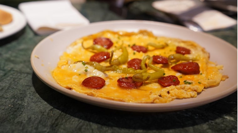Tortilla vaga con chorizo picante y piparra