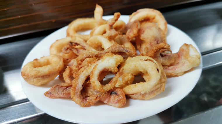Calamares fritos de Bar Francisco, uno de los sitios que recomendamos para tapear en Marbella