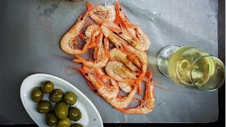 Gambas cocidas de Casa Curro, un imprescindible para tapear en Marbella
