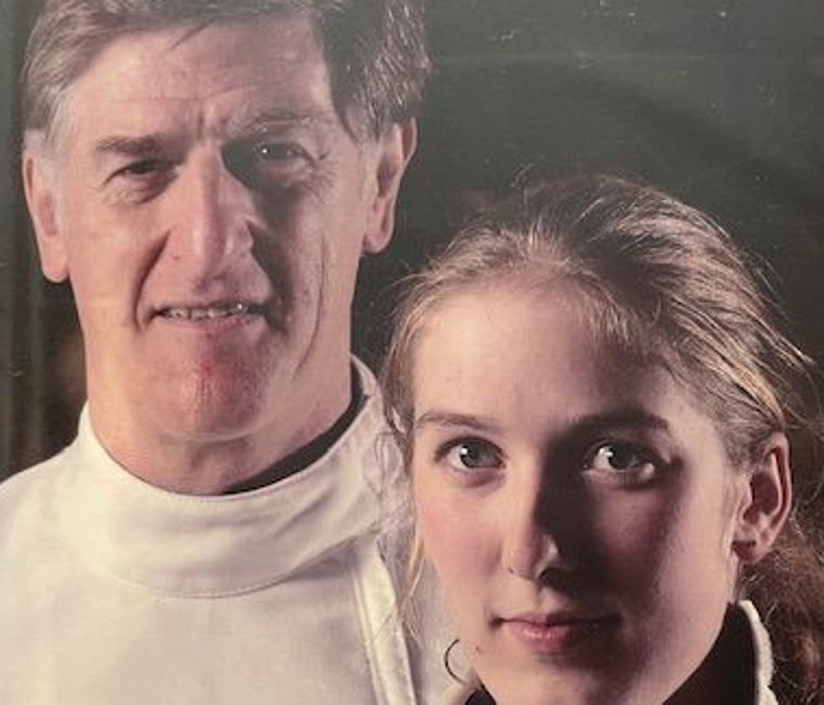 Cohen con su hija Mary en 2001. Fue campeona nacional de espada en tres ocasiones