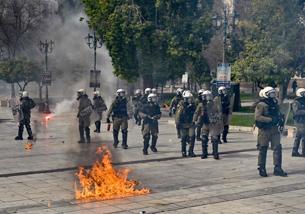 La policía persigue a los manifestantes en medio de gases lacrimógenos y cócteles molotov en el centro de Atenas,