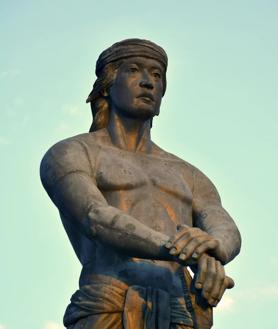 Imagen secundaria 2 - Filipinos celebran el Día de Lapu-Lapu en Cebú, en la primera imagen. La segunda corresponde a una inscripción en el monumento al 'datu'. Tercera imagen: estatua de Lapu-Lapu