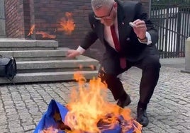 Un eurodiputado polaco arranca la bandera de la UE del Parlamento y la quema: «¡Abajo el eurocomunismo!»