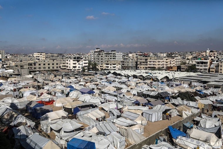 Cientos de palestinos, que huyeron del norte de la Franja, se instalaron junto al estadio Al Yarmouk, en el centro de Ciudad de Gaza