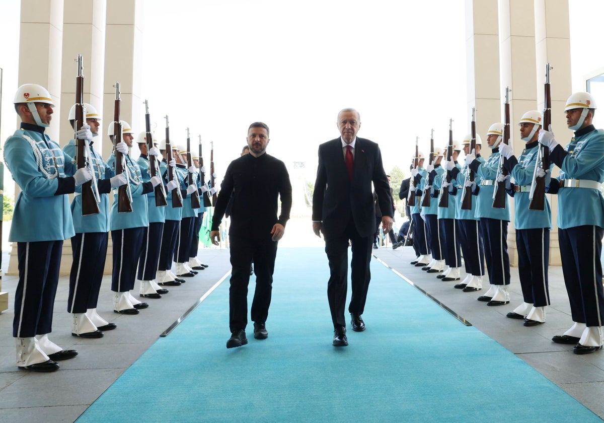Zelenski despreció el nivel «decorativo» de la delegación rusa enviada a Turquía par alas conversaciones