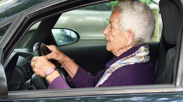 Imagen de archivo de una persona mayor al volante