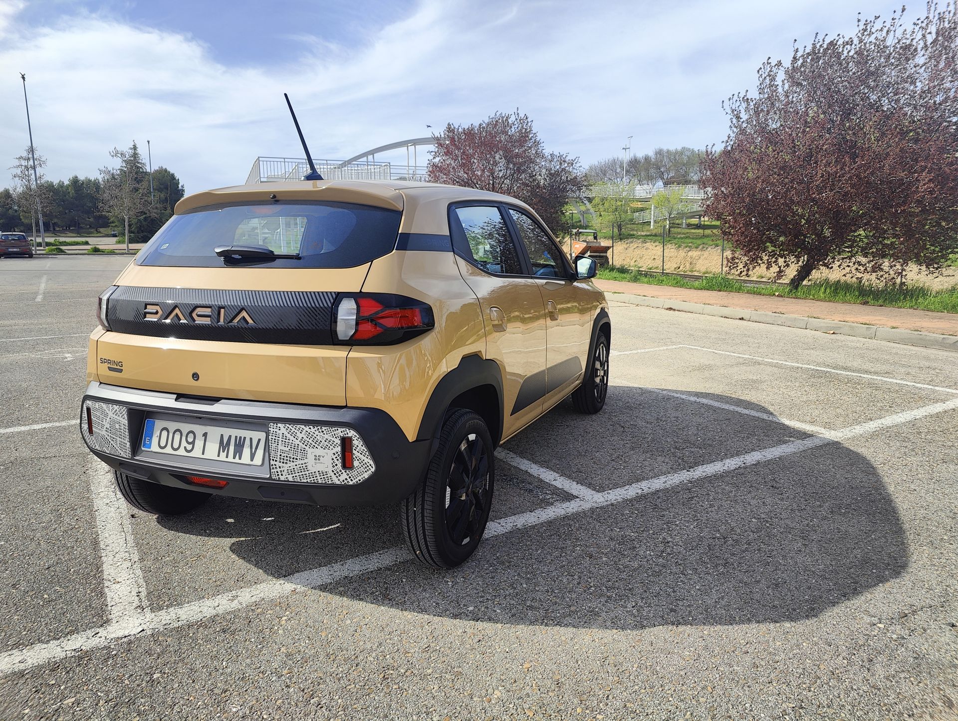 El diseño moderno del Nuevo Spring queda remarcado por los adhesivos con gráficos contemporáneos que adornan los paragolpes delantero y trasero del acabado Extreme. Las llantas de 15 pulgadas, ahora de serie en las versiones equipadas con la motorización de 65 CV y revestidas con unos tapacubos especialmente elegantes, contribuyen a la presencia robusta de Nuevo Spring.