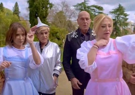 'La familia de la tele', en directo: desfile de carrozas y última hora del estreno de Belén Esteban, María Patiño y resto de colaboradores en el programa de TVE hoy