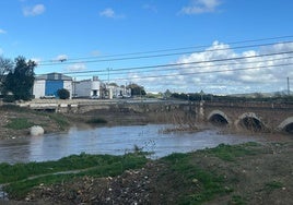 El río Corbones se desborda mientras la CHG seguía desembalsando agua del pantano de La Puebla de Cazalla