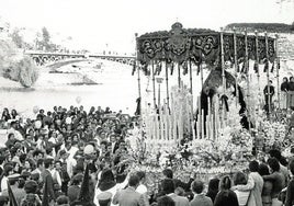 Así fue la Semana Santa de Sevilla de 1975: sin cofradías por el puente de Triana
