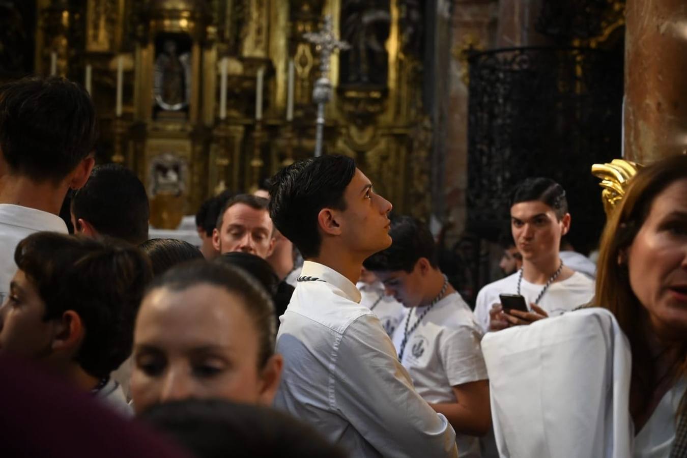 En el interior de la parroquia de San Nicolás los hermanos rezaron alrededor de los titulares de la hermandad