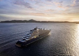 El lujoso crucero del Hotel Ritz llega a Sevilla: tiene piscina infinita, un Estrella Michelin y ocho cubiertas