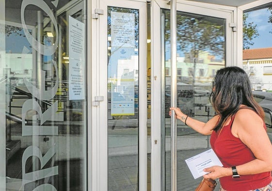 Imagen de archivo de una mujer entrando a una oficina de Correos para votar