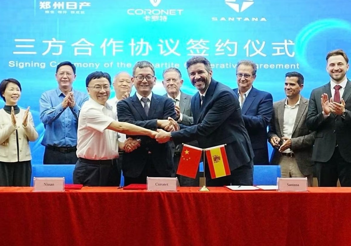 Firma del acuerdo entre el consorcio empresarial chino y los responsables de Santana Motors en el Salón de Shanghai