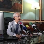 Francisco Jiménez, alcalde de Utrera, ha atendido a los medios desde el despacho de alcaldía