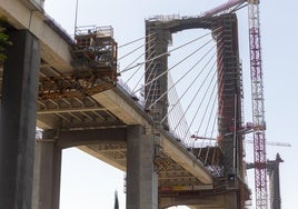 El alcalde de Sevilla pide explicaciones a Sánchez por los retrasos en la obra del Centenario al que define como el «puente de las mordidas del PSOE»