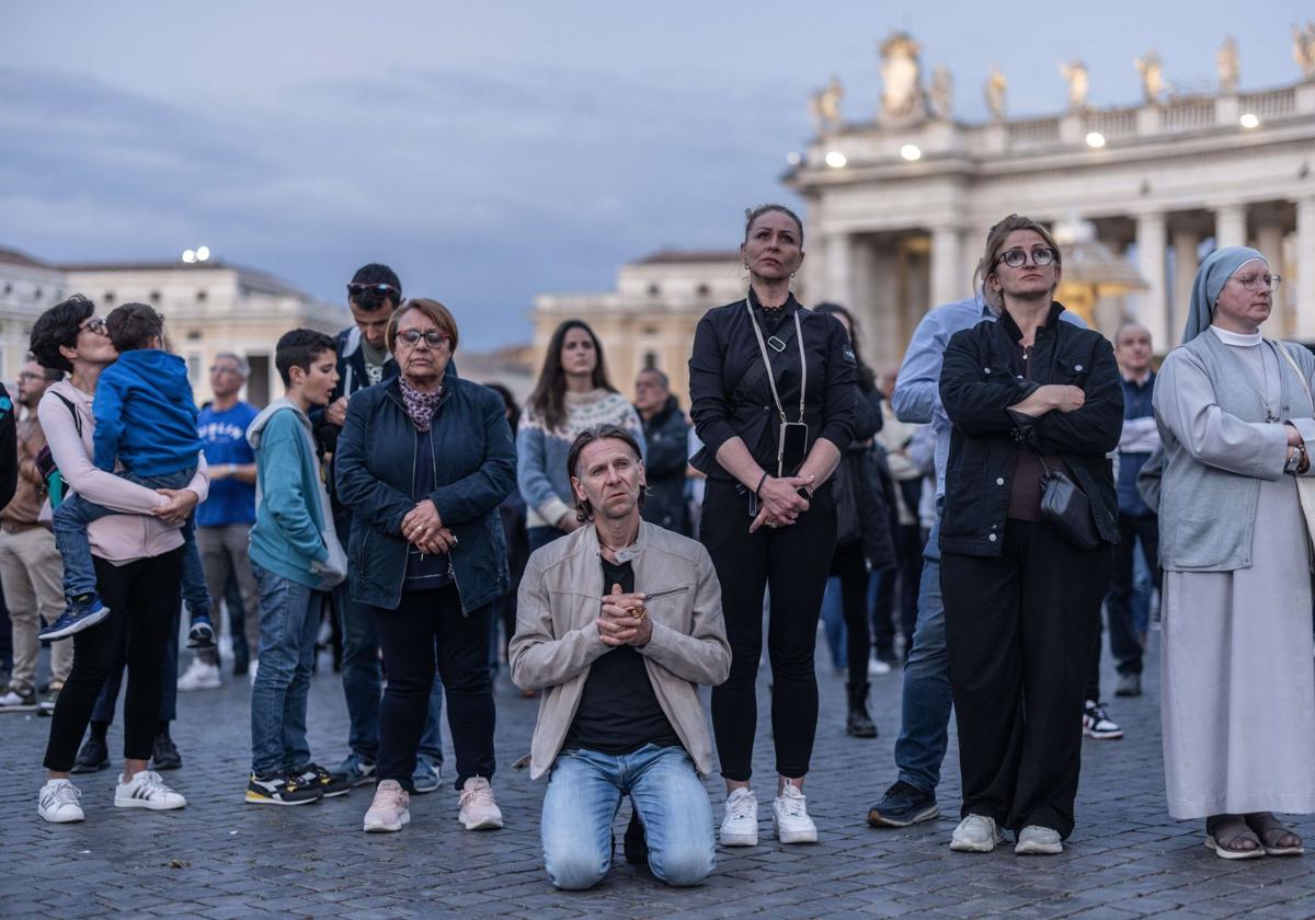 La plaza San Pedro tras el rosario por el fallecimiento del Papa