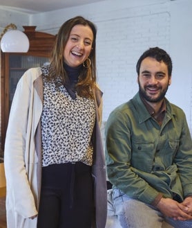 Imagen secundaria 2 - Arriba, un grupo de jóvenes antes de rezar por el Papa en la Almudena (Madrid). En el centro, Jesús, Cristina, Rocío, Blanca y Quique en la parroquia de San Juan Crisóstomo. Miembros de Effeta, un movimiento de retiros católicos, señalan que Francisco les animó a «no tener miedo». Debajo, Maca y Víctor, de Hakuna