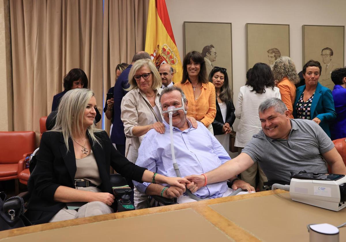 Pacientes con ELA Firma del acuerdo entre los partidos para la tramitación de la ley