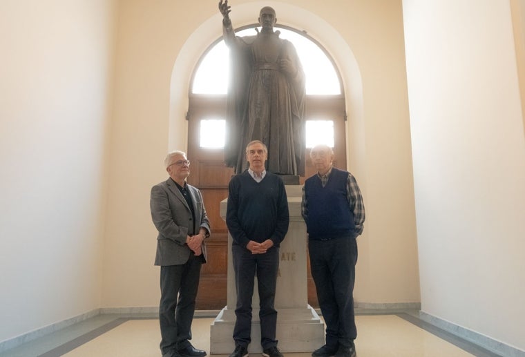 El Consejero General de la Compañía de Jesús, Cipriano Díaz Marcos, Agustín Moreira, asistente del ecónomo general y Fernando Mendoza, subsecretario general de la Compañía de Jesús, posan en la sede de la Compañía de Jesús en Roma
