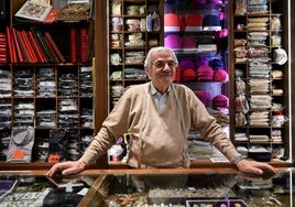 Mancinelli, el sastre que confecciona la sotana que vestirá, o no, el próximo Papa