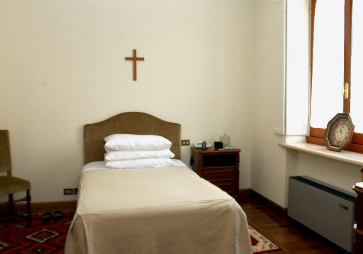 Una de las 129 habitaciones de Casa Santa Marta, en el Vaticano