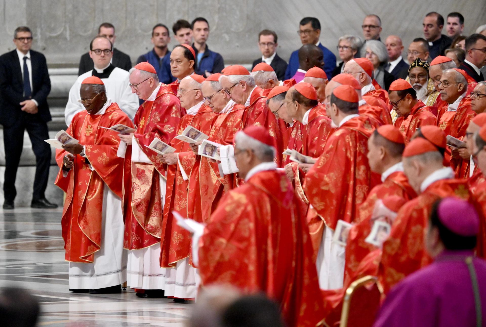 Los cardenales durante la misa celebrada antes del inicio del cónclave en la basílica de San Pedro.