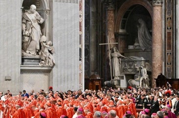 El cardenal decano abre el cónclave solicitando un Papa que supere las divisiones en la Iglesia