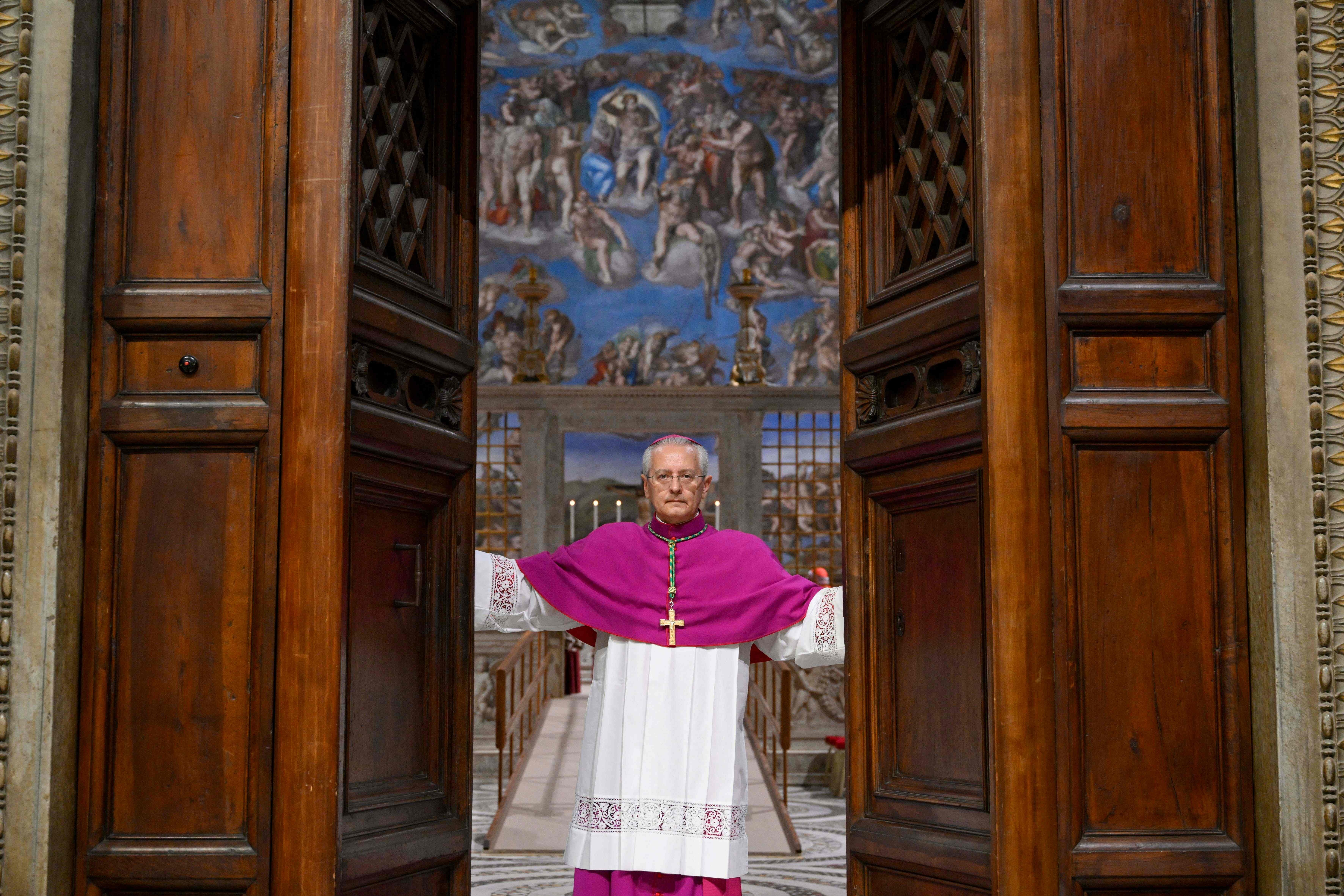 Momento del cierre de puertas en la Capilla Sixtina: comienzo del cónclave