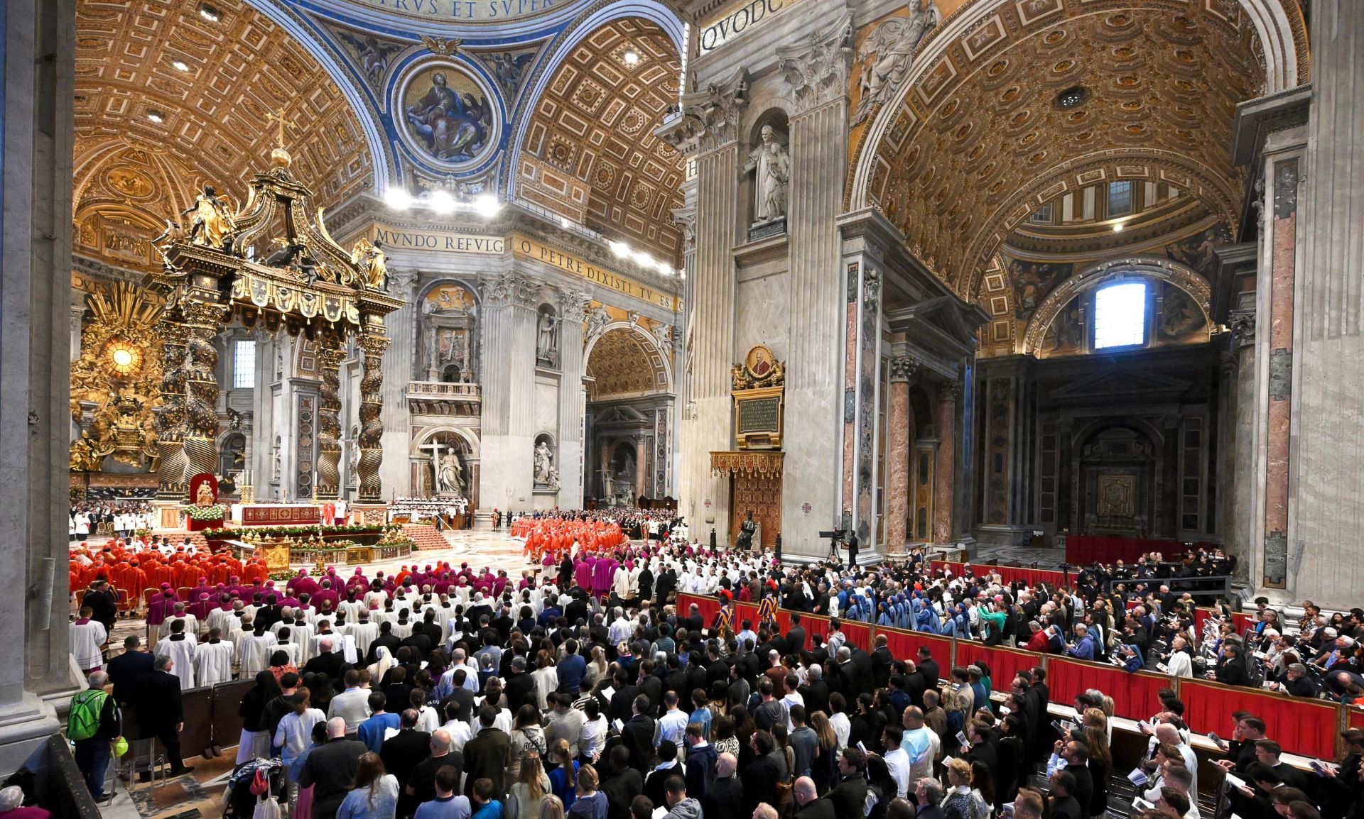 Vista del interior de la basílica de San Pedro durante la celebración de la misa antes del inicio del cónclave.