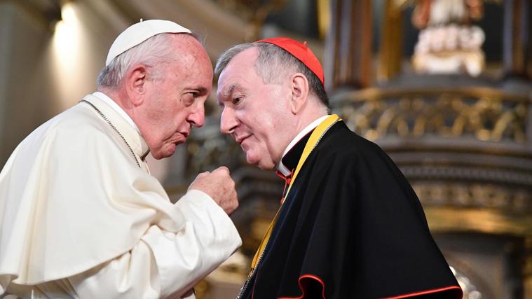 El Papa Francisco junto a Pietro Parolin