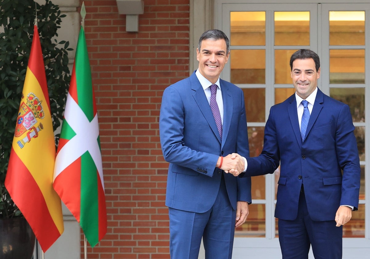 El presidente del Gobierno, Pedro Sánchez, junto al lehendakari, Imanol Pradales